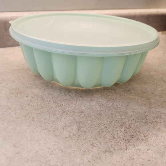 Vintage Tupperware Green Gelatin Mold, Great Used Condition - Picture 2 of 7